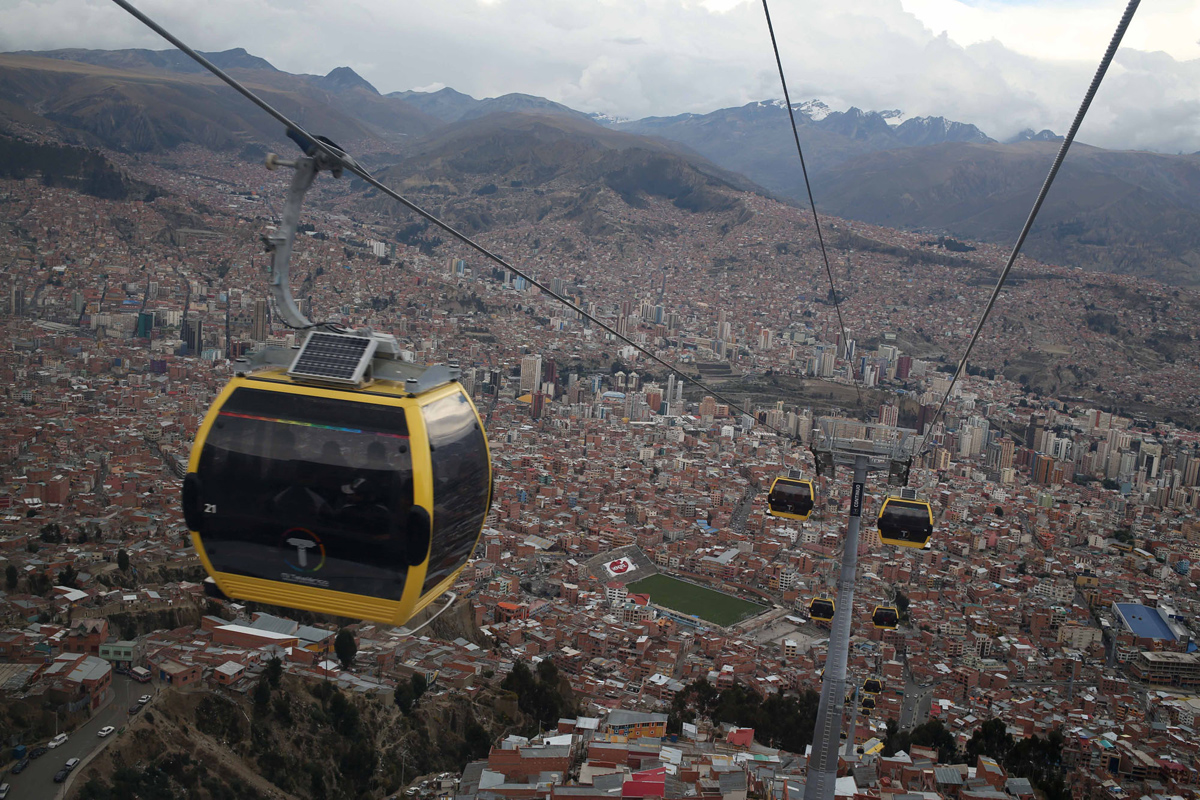 A partial view of the capital city of La Paz, taken from inside a cable car on October 10, 2014. Photo: Martin Mejia / AP